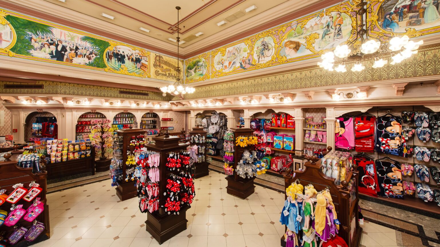 Plaza West Boutique - © Disney