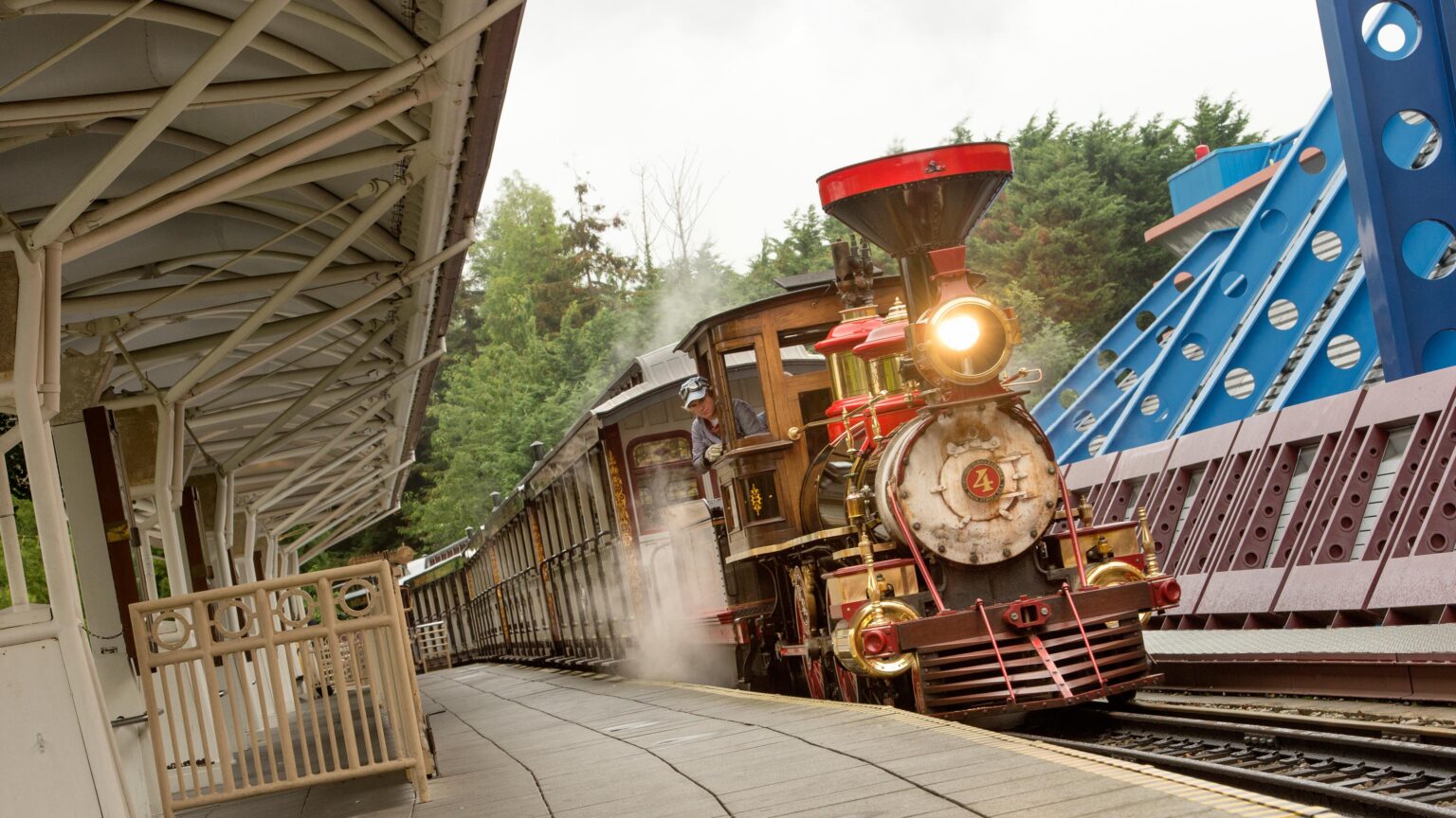 Disneyland Railroad Discoveryland Station © Disney