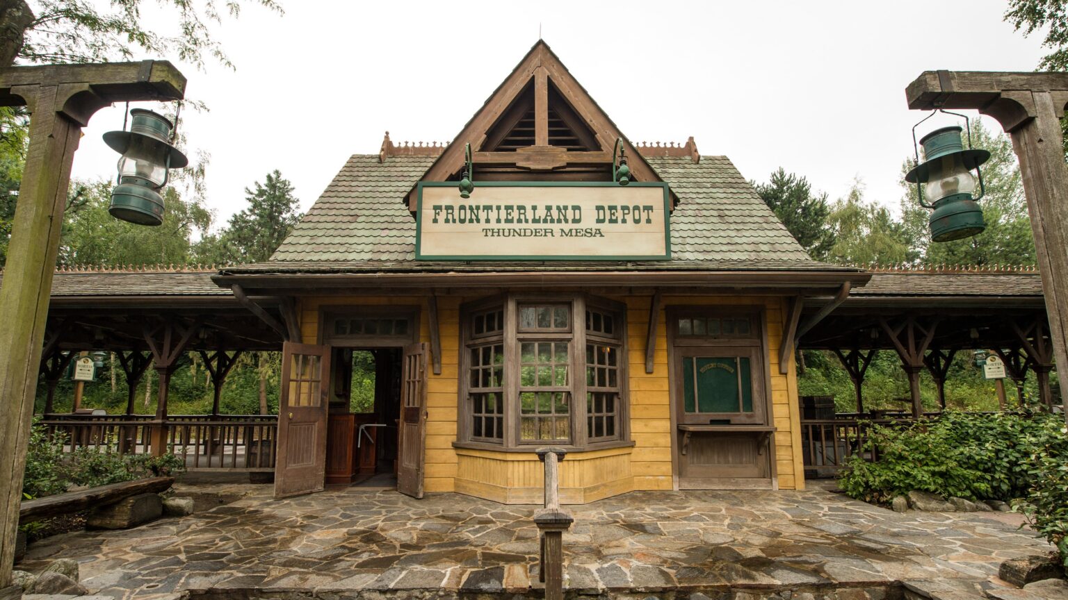 Disneyland Railroad Frontierland Depot © Disney