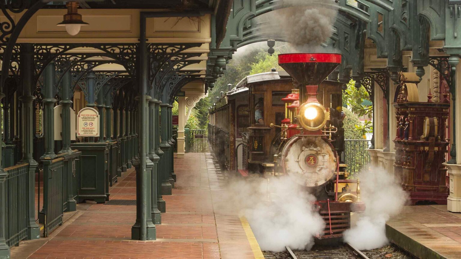 Disneyland Railroad Main Street Station © Disney