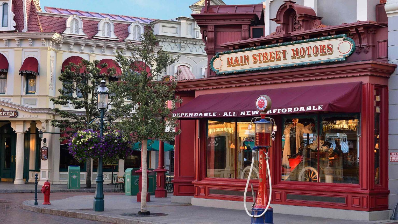 Main Street Motors - © Disney