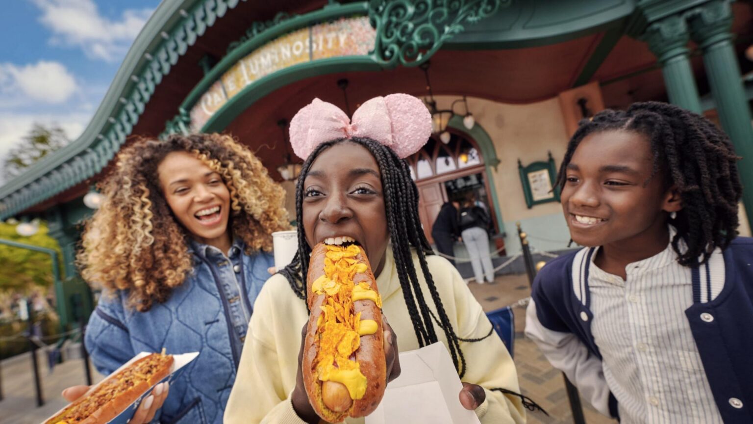 Café Luminosity Café Luminosity - © Disney